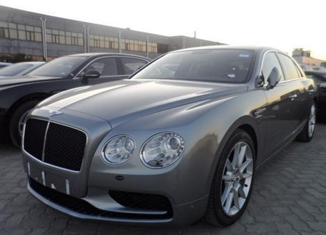 买辆全新宾利飞驰V8S , 售价242万多, 女友很高兴