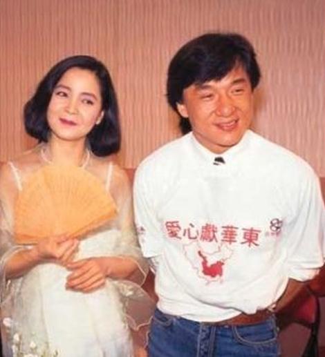 终于知道成龙没有参加邓丽君葬礼的原因，背后故事令人唏嘘