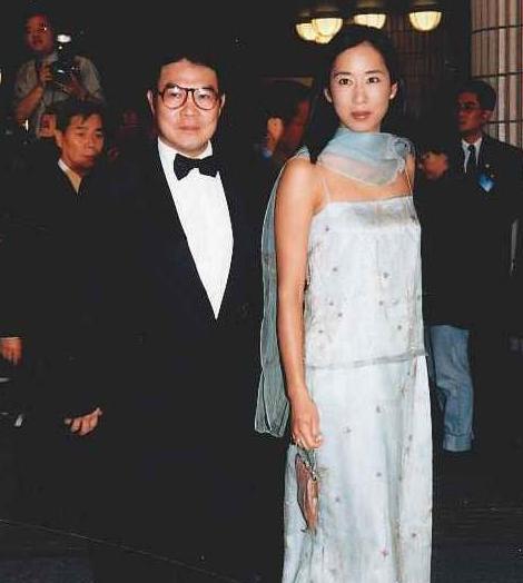朱玲玲与二婚老公逛街被拍:罗康瑞帮朱玲玲拎东西,两人同吃蛋糕