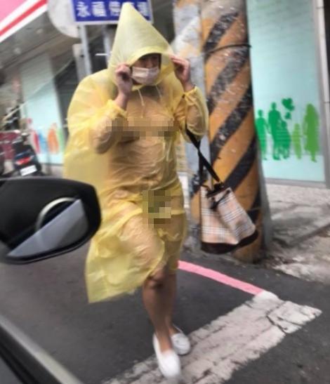 女子裸体穿雨衣遮身,吓坏众人