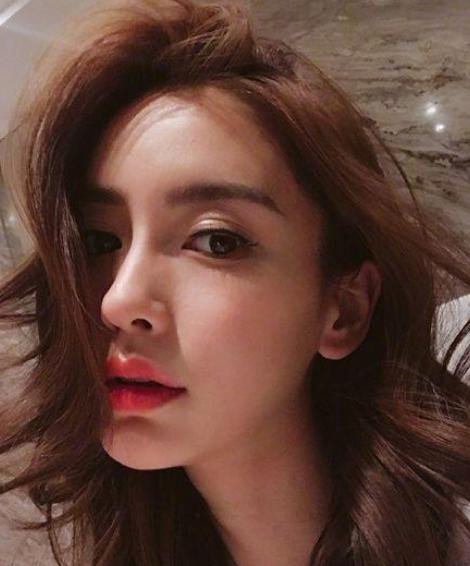 又换发色了?angelababy庆生照头发是什么颜色