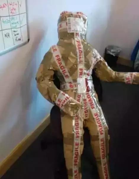 搞笑图片:现在的快递公司服务真是贴心,直接送上门