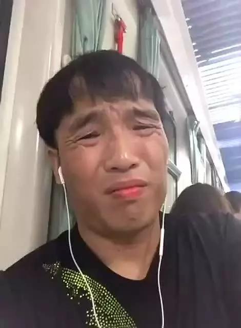 霍云龙的老婆梦迪同样是刘老根大舞台的演员,自己生的貌美肤白,也是