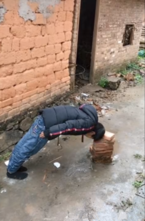 10岁男童身怀绝技,身体倾斜45度屹立不倒,他是