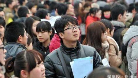 刚参加工作你觉得是去大公司打杂好，还是去小公司磨炼好？