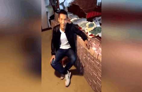 男子用一亿现金炫富, 把家里堆成纸币墙, 网友: 敢说你家地址吗?