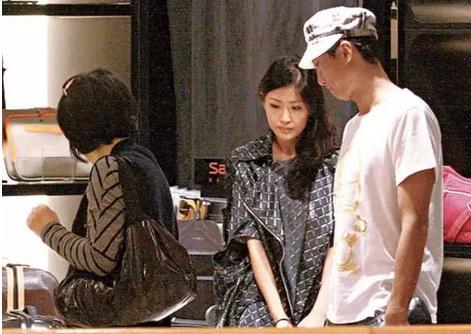 洪金宝儿子出轨，妻子背后的妥协让步到底藏了什么婚姻秘密？