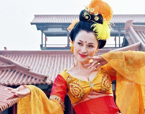 在《大唐歌飞》中,王璐瑶出演了中年版杨贵妃,宛如《满城尽带黄金甲》
