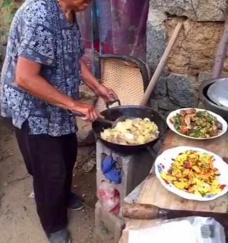 城里女婿过年来农村媳妇家探亲,嫌农村饭脏光