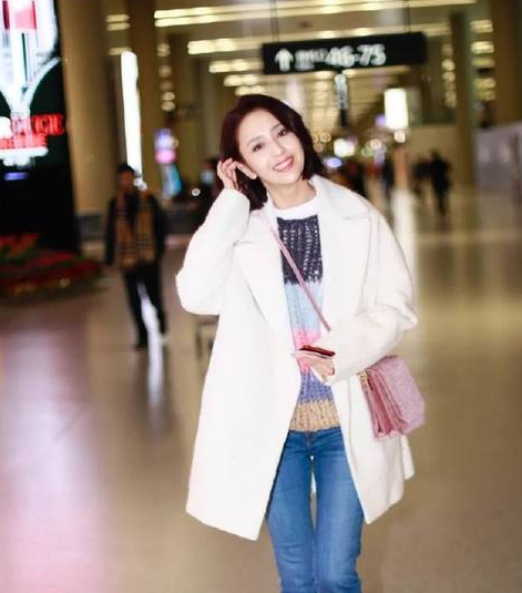 春晚穿同一件红裙!景甜老气