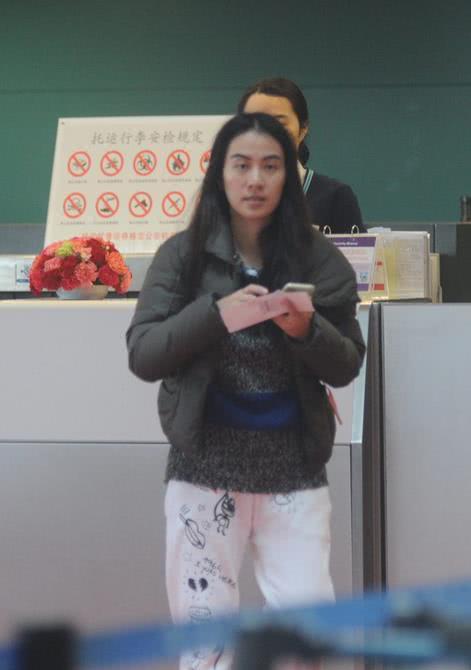 叶璇素颜现身机场,真的佩服她,给大家体现出了最真实