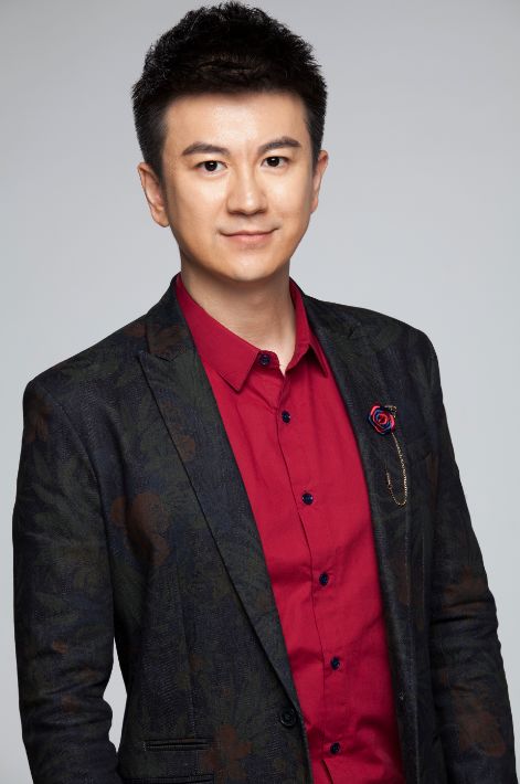 主持人马跃搭档相声演员房鹤迪,摆脱了以往传统相声只说的束缚,还