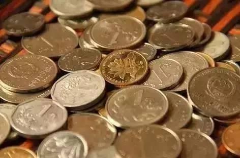 这种五分钱硬币,掉地上没人捡,现在一枚的市场价钱都在千元以上