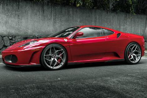 骚红法拉利 F430街拍，这台车的二手车价格普遍在90万左右