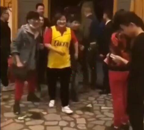 贾玲春晚小品学小斐跷二郎腿,真把脚给崴了,事