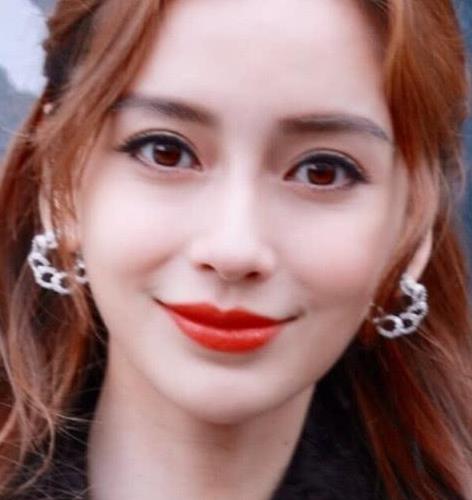 angelababy巴黎时装周的照片令人吃惊,她的嘴