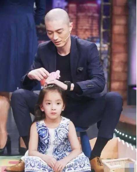霍建华杀青回台湾，林心如推女儿出门散步！女儿全名首曝光，...