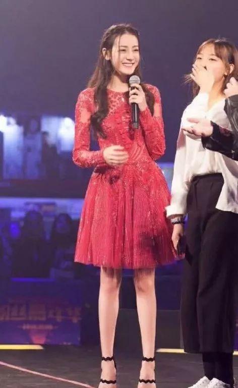 迪丽热巴的高跟鞋穿出了1米8的感觉 气质好更