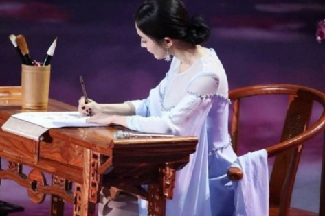 2017年娱乐圈写字最好看女星，杨幂跨年晚会大秀书法，获网友点赞