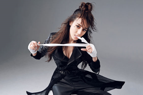 盘点迪丽热巴最美杂志封面，性感狂野似小野猫!暴露了真实身材!