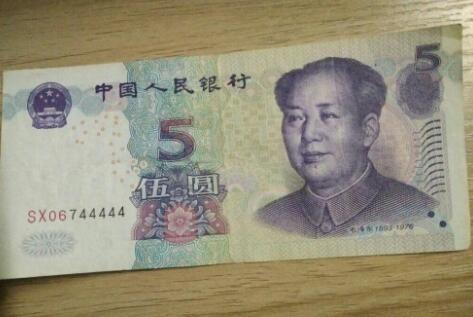 老人卖废品收到三张纸币，品相破旧，但价值二千，尤其是最后一张