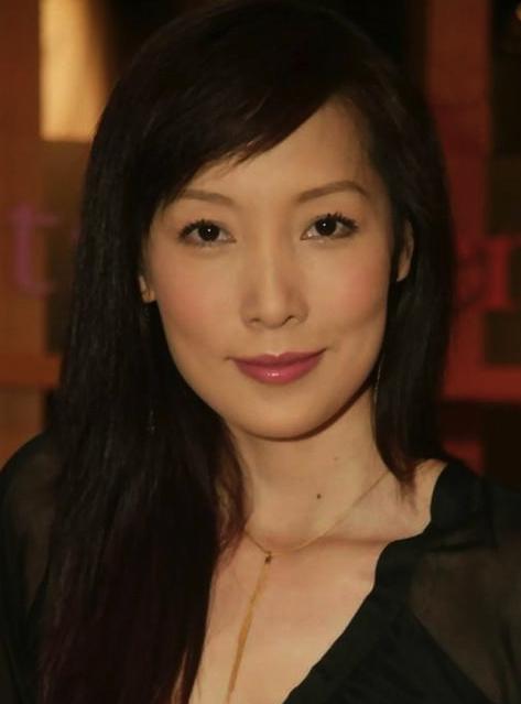 TVB仙气女神吴美珩，带儿子现身中环购物，45岁保养得宜皮肤水嫩