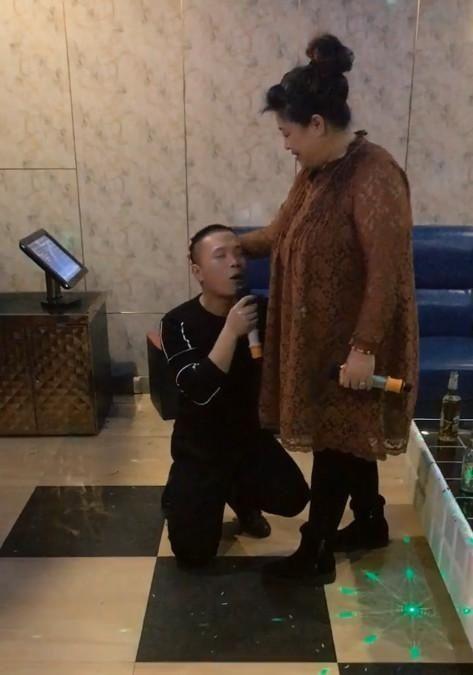 年轻小伙娶48岁大妈, 尝到好处后, 把自己的好兄弟也介绍来了
