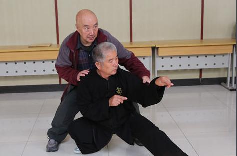 74岁“螳螂拳”大师于海近照，吴京不管多红腕多大还叫他师傅