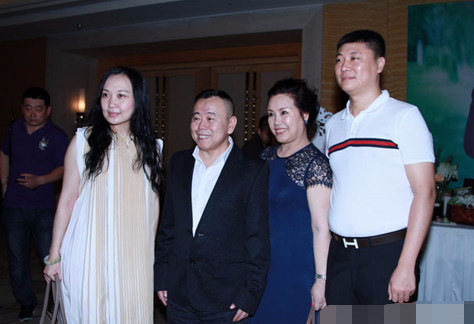59岁的潘长江和老婆杨云近照，妻子杨云依然风韵犹存
