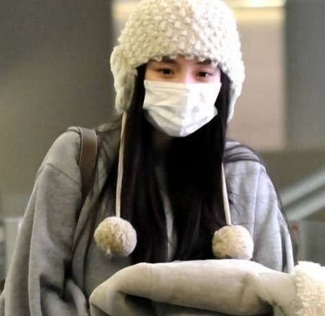 他陪杨幂回娘家拜年,下飞机就勾肩搭背秀亲密