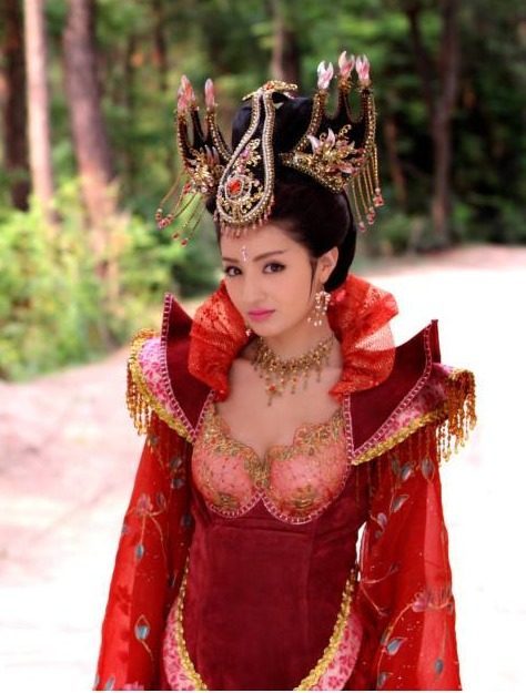 都是新疆美女,迪丽热巴太美了,而她,美丽不输热巴,还多了