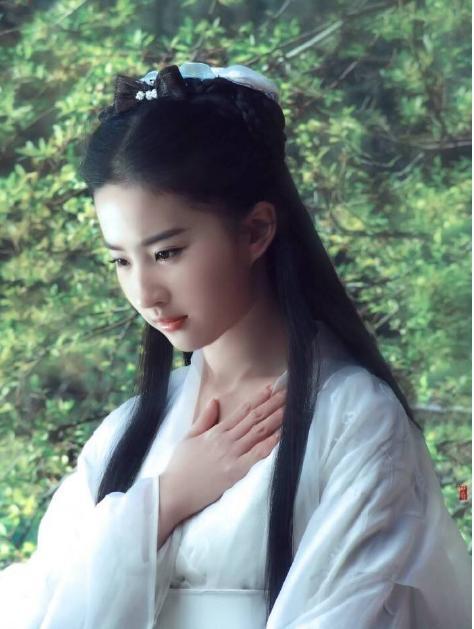 刘亦菲因为出演过多部古装剧,身上自带仙气,被人称为刘天仙,还有神仙