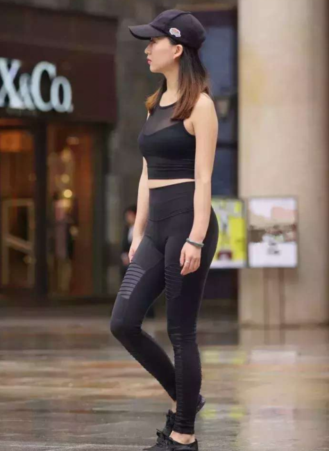 街拍: 穿着健身衣的气质美女, 爱健身的女人谁不爱呢