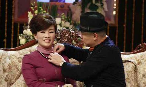 周立波55岁妻子近照，原来长这模样，难怪至今不愿公开她