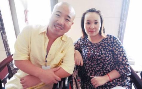 王小利和前妻离婚后，娶小11岁娇妻恩爱，23岁儿子帅气英俊！