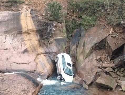 质量最给力的国产车, 车主开下十五米悬崖毫发无损！