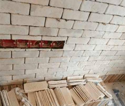 嫌瓦工要价太贵, 老婆坚持自己贴瓷砖, 贴完后却