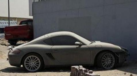 迪拜遍地土豪?银行无奈拍卖带不走的豪车,奔驰