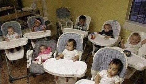 女子监狱一年生出300多婴儿,他们一出生就被打