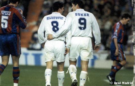 皇马球衣袖子上是紫色小脚板,那是什么品牌?