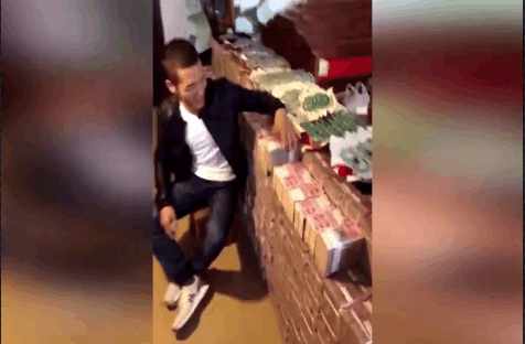 男子用一亿现金炫富, 把家里堆成纸币墙, 网友: 敢说你家地址吗?