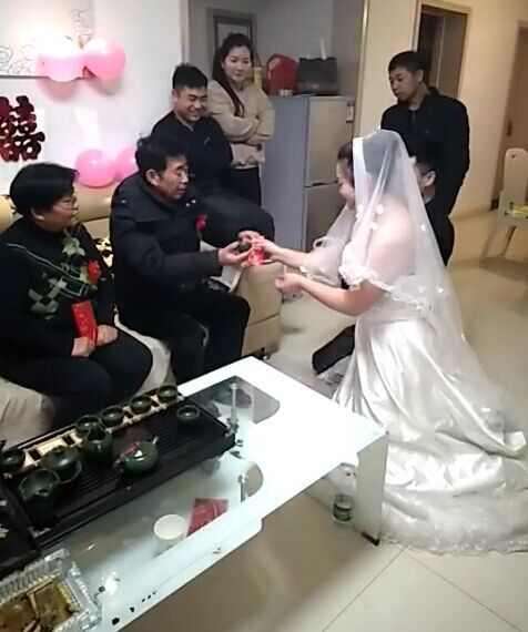新娘结婚当场嫌弃改口费少, 大闹新婚现场!