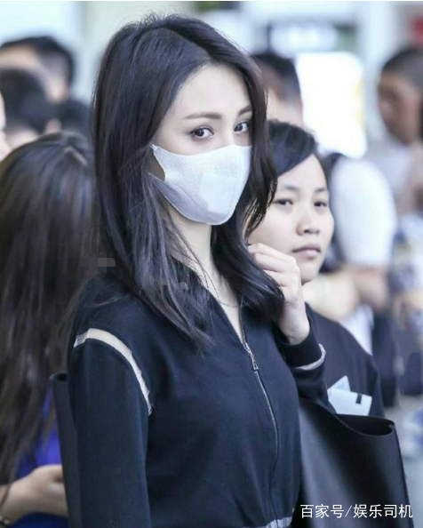 郑爽现身机场,长发飘飘身着长裙,网友:这才是真