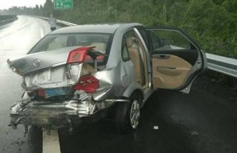 别克跟长安相撞，别克车报废，长安一点事没有