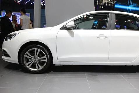 这良心国产车又降1万：四独悬+标配ESP，卖6万买啥英朗卡罗拉？