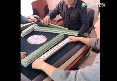 实拍: 广东女子打牌出老千, 被称为鬼手的大姐真不是浪得虚名