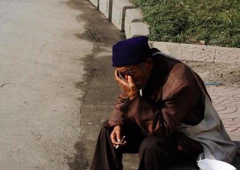 女儿高考完赶回家中报喜，才发现母亲早已去世，跪地痛哭