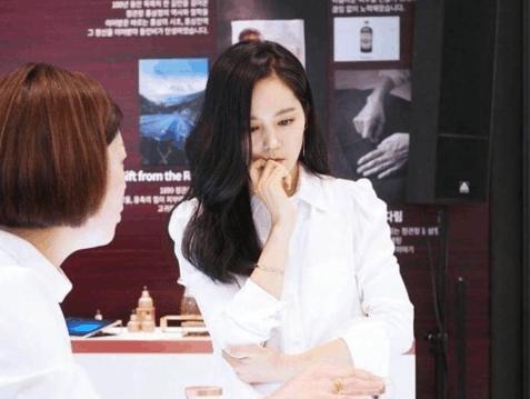 韩佳人结婚时很多男明星难过 素人撞脸她是什么样子的体验？