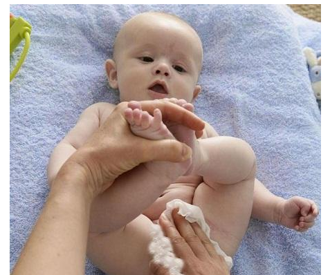 女宝宝的屁屁为什么总有一股尿骚味?宝妈说,这