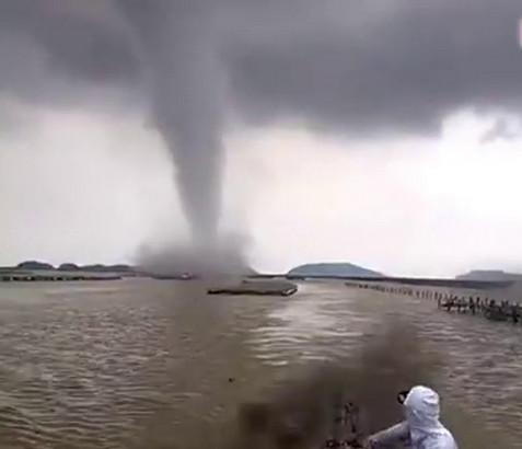 暴雨前兆:龙卷风会出现在海上吸取海水称“龙吸水”，太神奇了